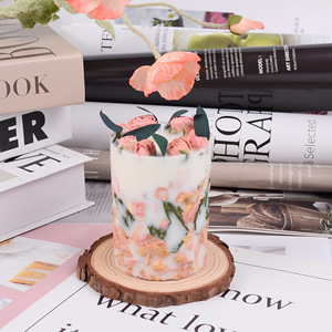Bougie parfumée cylindrique en cire de soja mélangée avec des ornements en rose pour la décoration de la maison ou de mariage - Product Image 4