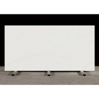 Dalles de quartz artificiel Calacatta Statuario blanc à veinage long, grandes dalles de pierre technique, modernes et écologiques pour cuisine et toilettes intérieures