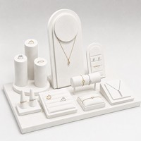 Support de présentation de bijoux en cuir avec logo personnalisé, accessoires de vitrine pour magasin de détail et exposition
