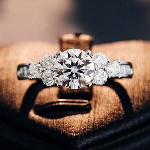 Anello di Diamanti T0330 per Donna, Classico Anello di Fidanzamento con Diamante Naturale Taglio Brillante Rotondo Colore D, Pietre Laterali, Fascia in Oro Bianco - Product Image 3