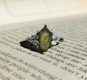 Bague moldavite hexagonale pierre précieuse tchèque brute en argent sterling cristal de guérison fait à la main bague de déclaration Boho pour elle - Product Image 2