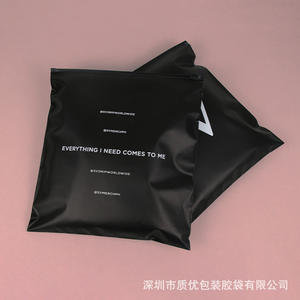 Sac à <span class=keywords><strong>fermeture</strong></span> éclair en LDPE givré, noir mat, résistant aux déchirures, imprimé en gravure, logo léger personnalisé, imperméable, recyclable, pour emballer des chaussettes et des vêtements - Product Image 5