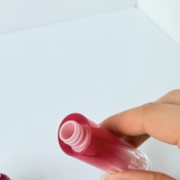 Flacon de brillant à lèvres personnalisé double couleur à effet tourbillon, tube transparent haut et fin pour rouge à lèvres, crème à lèvres, emballage de tubes de brillant à lèvres