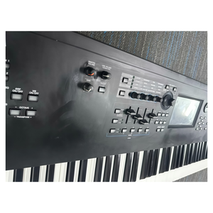 Jelo d'occasion 90% neuf pour <span class=keywords><strong>synthétiseur</strong></span> numérique portable MODX8 <span class=keywords><strong>88</strong></span> <span class=keywords><strong>touches</strong></span> avec clavier à mécanisme marteau Beffa et prise casque - Product Image 3