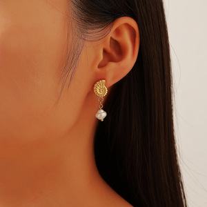 ต่างหูห้อยเคลือบทองพร้อมมุกและเปลือกหอยสำหรับผู้หญิงสวมใส่ได้ทุกวัน - Product Image 2
