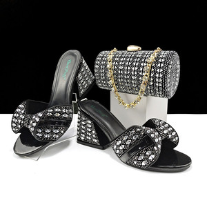 Chaussures pour femmes à bout ouvert, talon bloc, motif géométrique, ornées de strass et d'une chaîne, et sac de soirée cylindrique assorti de la même série - Product Image 4