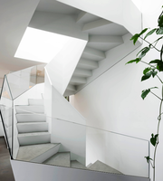 Système d'escalier intérieur incurvé de luxe contemporain avec marches en bois massif de qualité supérieure, escalier en spirale en bois
