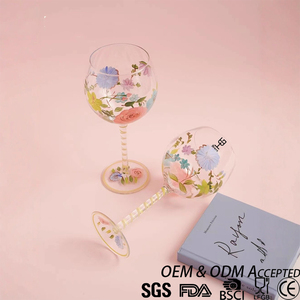 Verre à vin floral peint à la main avec logo personnalisé OEM, pied torsadé esthétique, grand volume, pour mariage, hôtel, café - Product Image 1