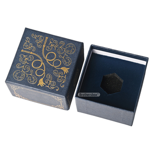 Boîte de luxe recyclable en deux parties (couvercle et base) pour emballage de cosmétiques, rouges à lèvres, brillants à lèvres et parfums, avec estampage à chaud doré, faite à la main - Product Image 2