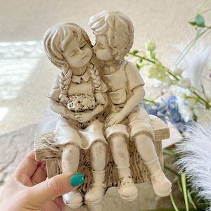 Linda Escultura Decorativa de Pareja Besándose, Hecha a Mano, para Cumpleaños, Adorno de Escritorio, Hecho de Resina Ecológica, Estilo Art <span class=keywords><strong>Deco</strong></span> para el <span class=keywords><strong>Hogar</strong></span> - Product Image 2