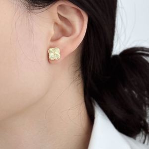 ต่างหูเงินแท้ 925 ชุบทองคำขาว 18K ดีไซน์ใบโคลเวอร์สี่แฉก ขนาด 10 มม. 12 มม. รุ่น Dylam Charm High Jewel ลวดลาย Larse Texture นำโชค - Product Image 3