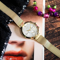 Montre pour femme avec bracelet en maille argentée, index des heures en cristal et affichage à trois aiguilles sur un cadran multifonctionnel