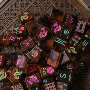 Juego de Mahjong Americano de Una Sola Capa con Grabado de la Serie Joy, 160 Piezas, de Lujo, con Diseño de Concha de Tortuga, para Navidad, Marca Miss Pearl - Product Image 2