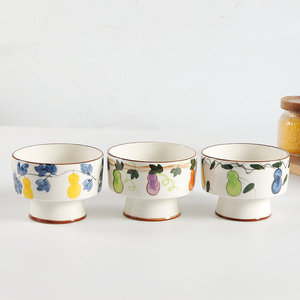 Cuenco de cerámica con pie alto, pintado a mano, para frutas y aperitivos, con diseño floral bajo esmalte, para fiestas. - Product Image 4