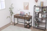 Bureau d'ordinateur relevable de conception industrielle, aspect bois brun rustique, poste de travail pour bureau à domicile, étagères latérales ouvertes