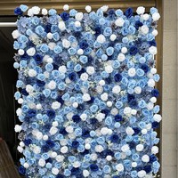 Blauw-witte moderne handgemaakte bruidsbloemenwand achtergrond van kunstzijde, bloemenpaneel voor ceremonie, welkomstbord, evenementendecoratie