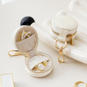 Caja de Almacenamiento de Joyas de Cuero PU Mini Personalizada con Cojín de Terciopelo, Forma Redonda, Cierre de Cremallera, Portátil, para Viaje, Regalo - Product Image 2