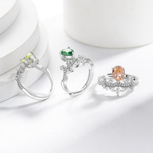Anillo de latón de lujo con incrustaciones de diamantes de alto contenido en carbono con corte helado, ideal como regalo de compromiso para mujeres. - Product Image 5
