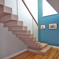 Escalier flottant empilé sur mesure avec structure en bois et marches en bois massif pour les intérieurs de villas haut de gamme