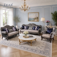 Canapé capitonné à trois arches Ciel d'Argent |   Canapé néoclassique de luxe gris argenté avec crête dorée - EKAR