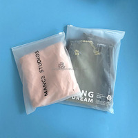 Sacs à fermeture éclair en plastique givré réutilisables personnalisés avec votre propre logo, emballage durable pour vêtements