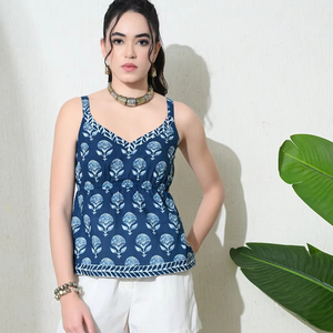 เสื้อเปปลัมผ้าทอสั้นสำหรับฤดูร้อน Kaashi Neel คุณภาพพรีเมียม สไตล์ชาติพันธุ์ คอวี พิมพ์ลายด้วยมือ ผ้าฝ้ายซับใน แห้งเร็ว ติดกระดุม - Product Image 1