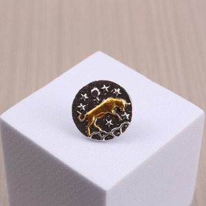 Insignia de esmalte de Tauro única, Toro dorado en base circular oscura, pieza destacada para moda temática del zodiaco - Product Image 1