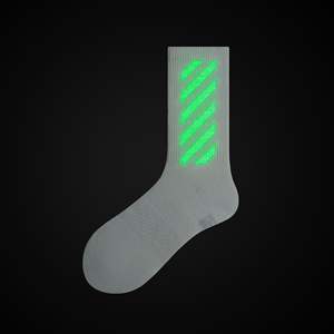KTS558 شعار مخصص أسود أبيض تنمو في الظلام مضيئة الرياضة الجوارب طاقم الرجال الموضة الهيب هوب الجوارب القطنية العاكسة - Product Image 4