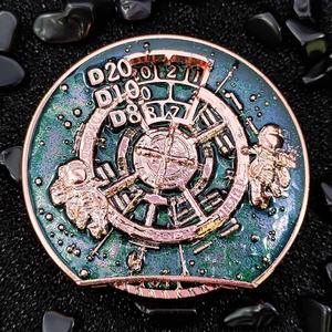 ของเล่นลูกเต๋าหมุนโลหะแบบพกพา รูปแบบนักบินอวกาศ พร้อมเข็มทิศ ปรับแต่งได้ - Product Image 1