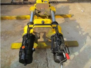 Outil de tension hydraulique pour rails ferroviaires, destiné à la construction et au redimensionnement des voies ferrées - Product Image 3