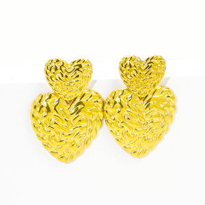 थोक दिल की बनावट वाली सुंदर फैशन ज्वेलरी 18k सोने की प्लेटेड स्टेनलेस स्टील अनियमित स्टड इयररिंग - Product Image 4