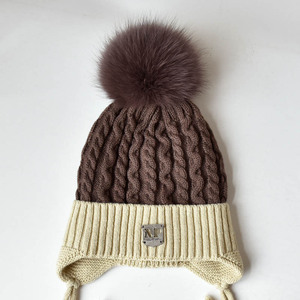 Nouveau modèle Bonnets d'hiver pour enfants Bonnets pour tout-petits en fausse fourrure tricotée au crochet avec double pompon et logo personnalisé - Product Image 3