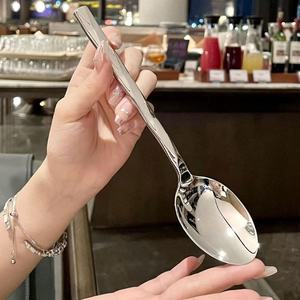 ช้อนสแตนเลสสำหรับรับประทานอาหาร ดีไซน์ทนทานสำหรับใช้ในงานปาร์ตี้ - Product Image 2