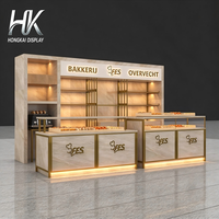 Ensemble de vitrines de présentation pour boulangerie, écologiques, durables, avec finition marbre, cadre en métal doré et base éclairée par LED, pour les boulangeries et pâtisseries
