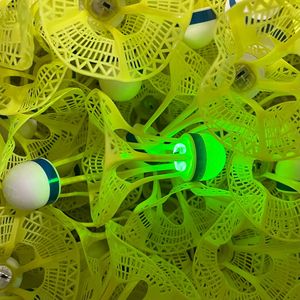 Volante de bádminton luminoso Xingsheng, de nailon, resistente al viento, iluminado, de plástico, para jugar de noche. - Product Image 2