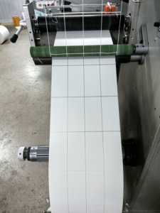 Papier transfert thermique Ouble Tree DT-TPS 4x2.3 pouces, autocollants adhésifs, étiquettes imprimables, 1000 pièces/rouleau, perforé, auto-adhésif, mat - Product Image 4
