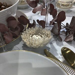 Sculpture d'art floral en porcelaine artisanale <span class=keywords><strong>pour</strong></span> la décoration murale de la maison, décoration 3D en <span class=keywords><strong>céramique</strong></span> blanche faite à la main <span class=keywords><strong>pour</strong></span> la décoration des <span class=keywords><strong>tombes</strong></span> - Product Image 3