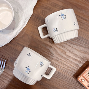 แก้วเซรามิคแบบซ้อนได้ลายดอกไม้สีฟ้าสไตล์ INS แก้วกาแฟลายทางแนวตั้งสไตล์วินเทจสำหรับใช้ในบ้านและสำนักงาน - Product Image 1