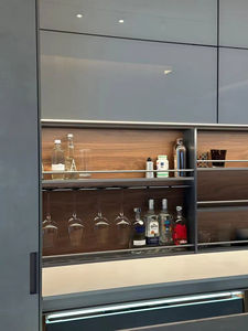 Cuisine moderne sur mesure de style luxueux en bois massif avec îlot, matériaux de qualité supérieure pour des espaces de cuisine élégants - Product Image 5