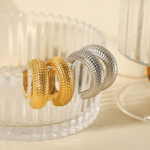 Boucles d'oreilles manchette motif serpent en acier inoxydable plaqué or 18 carats, bijoux fantaisie femme TE6380-G - Product Image 2