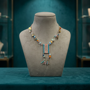 Collier pendentif artisanal Sstringz Aqua Blue & Peach avec perles Miyuki, éclats de pierres multicolores, breloques dorées et pompons, style bohème - Product Image 2