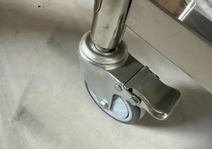 Carretilla de Plataforma de Acero Inoxidable de 3 Niveles VCT con Diseño Móvil de Cuatro Ruedas para Uso Industrial (850x450x900mm) - Product Image 6