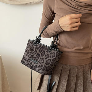 Vente en gros de sacs à main tendance léopard pour femmes sacs à bandoulière givré avec gommage sensoriel sacs fourre-tout décontractés - Product Image 4