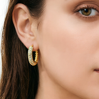 Boucles d'oreilles créoles torsadées en laiton plaqué or 18 carats avec micro-pavé de cristaux CZ, bijoux pour femme, idéales pour le quotidien et les fêtes, cadeau.