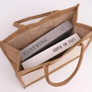 Sacs fourre-tout personnalisés en toile de jute avec poignées - Blanc et jute vierges, résistants à l'eau, idéaux pour le shopping ou comme cadeau pour demoiselle d'honneur - Product Image 4