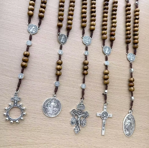 Vente en gros Collier chapelet croix Saint Benoît Notre-Dame 8*10mm Pendentif perle de prière en bois Bijoux d'église Cadeau de Pâques - Product Image 1