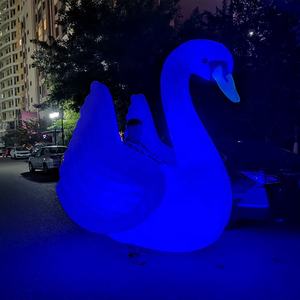 Costume gonflable de cygne pour défilé de Noël en Espagne avec lumières LED RGB et couleurs personnalisables - Product Image 5