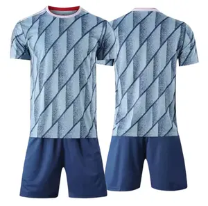 ओएम कस्टम लोगो 2023 24 पुरुष सॉकर वर्दी किट टीम प्रशिक्षण सस्ते फुटबॉल सेट रेट्रो फुटबॉल जर्सी पहनते हैं
