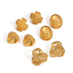 Pendientes geométricos de oro de 18k de diseño de alta gama, pendientes de tuerca modernos y minimalistas. - Product Image 4