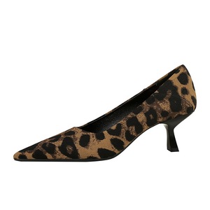 Sandales pour femmes en velours à bout pointu ouvert, avec fines brides croisées à la cheville, boucle dorée réglable, talon chaton fin et mini plateforme - Product Image 1